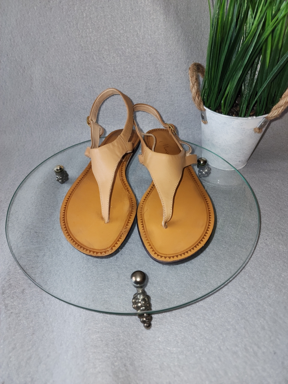 Maripé Beige Leather T-Strap Sandals